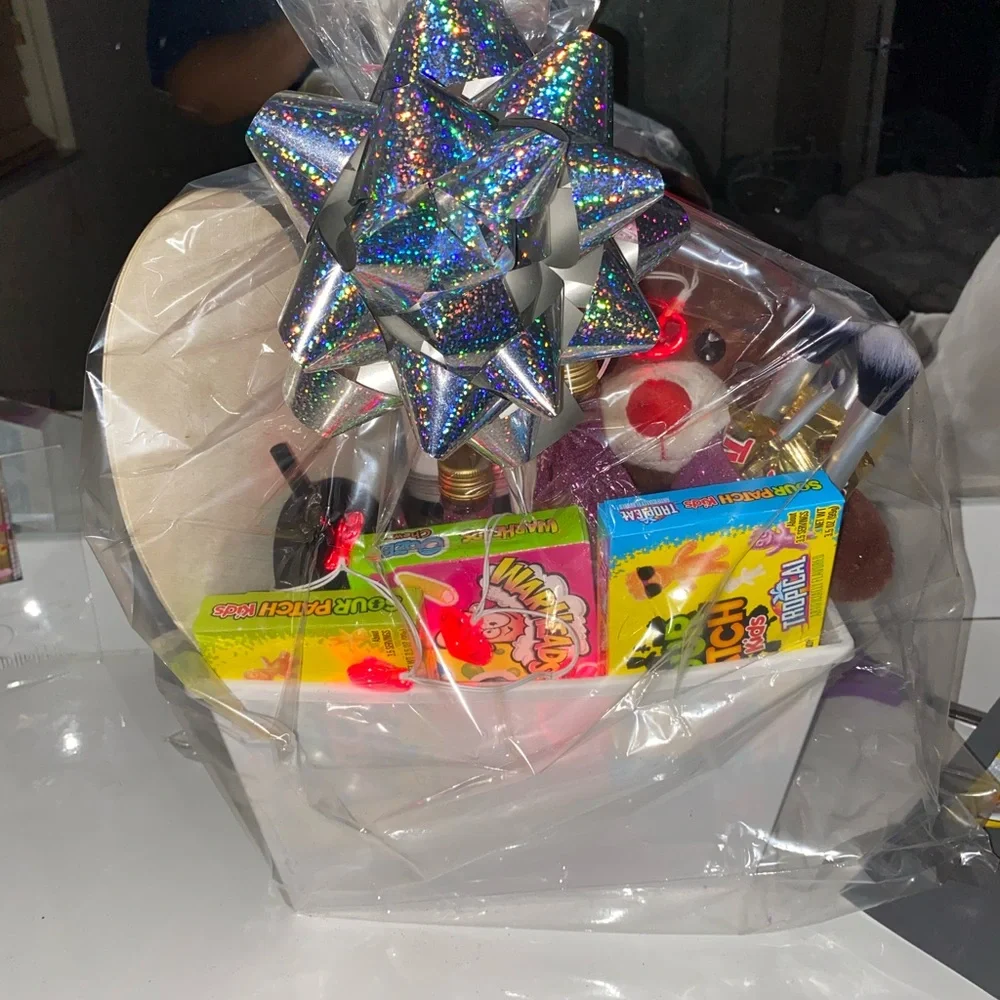 Valentines Day Basket - Picture 1 of 3